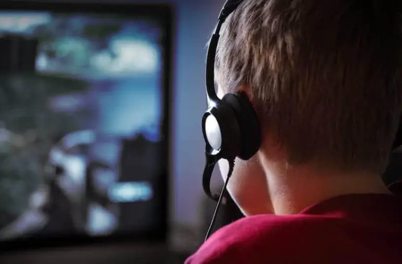 trẻ em chơi game có bị ù tai